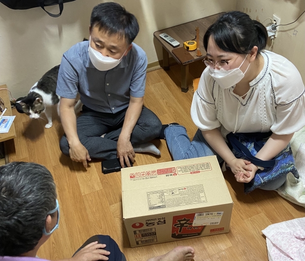 오진수 동장(가운데)이 1인 가구에 방문해 생활실태와 위기상황을 확인하고 있다.