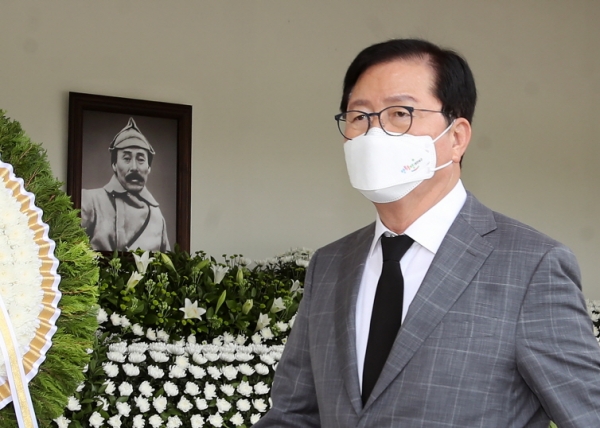 장종태 서구청장은 17일, 카자흐스탄에서 78년 만에 고국으로 돌아온 독립운동가 홍범도 장군의 분향소가 마련된 국립대전현충원을 방문하여 참배하고 있다.