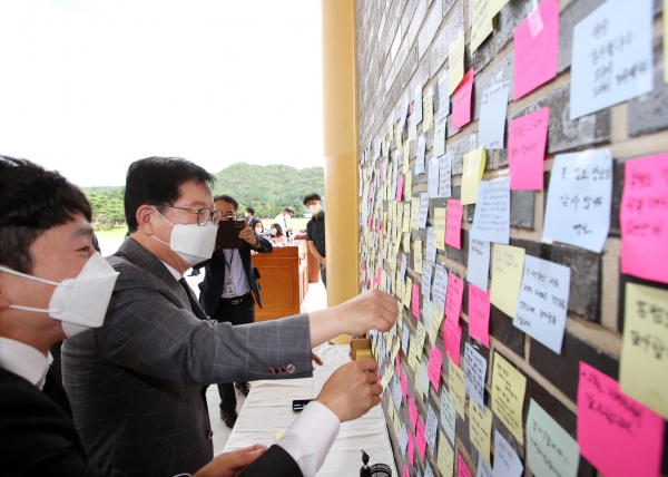 17일, 카자흐스탄에서 78년 만에 고국으로 돌아온 독립운동가 홍범도 장군의 분향소가 마련된 국립대전현충원 방문