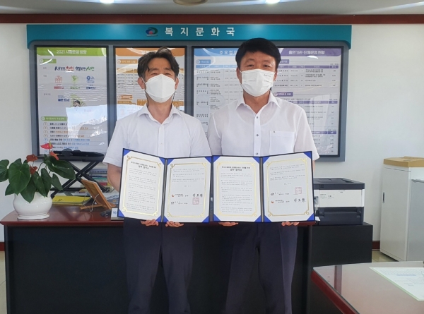 이종기 복지문화국장과 권도형 신용회복위원회 천안지부장이 지난 17일  복지‧신용회복 양방향서비스 지원 업무협약 체결하고 기념사진