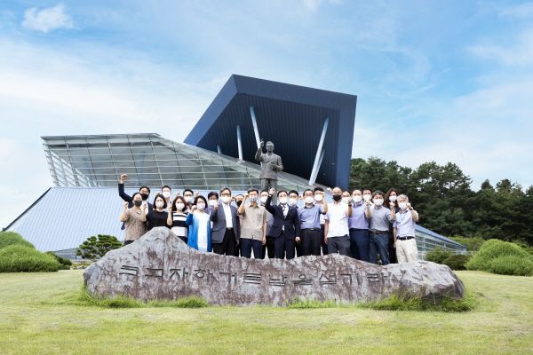 김선재(가운데) 배재대 총장을 비롯한 2021년 대학 기본역량진단 집필진이 18일 일반재정지원 대학 가결과 발표 후 파이팅을 외치고 있다