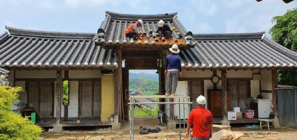 유회당기궁재 기와보수작업