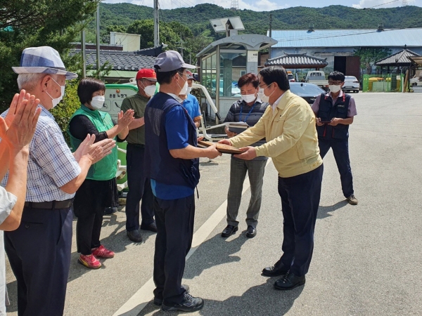 오세현 시장이 성내2리 주민들에게 현판을 전수하고 있다