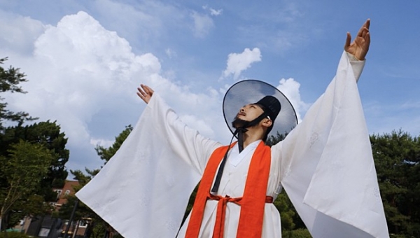 다큐멘터리 '사제로부터 온 편지'의 한 장면.