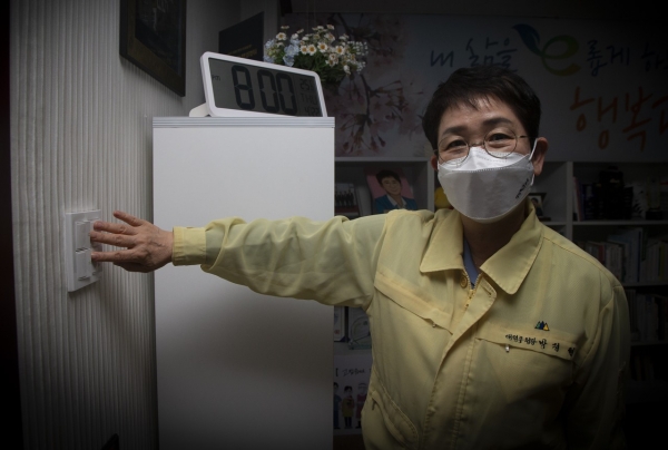 박정현 대덕구청장이 지난 4월 제51회 지구의 날 소등행사에 참여하는 모습