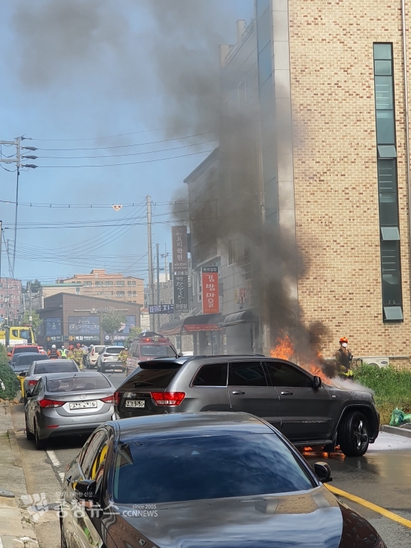 19일 오전 9시 경 태안읍 남문리에 발생한 차량 화재 모습