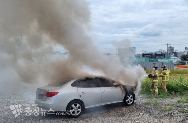 19일 태안읍 평천리 공터에 반소된 아반떼 차량 모습