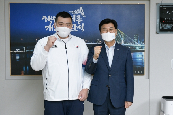 이춘희 세종시장애인체육회장이 최광근 선수를 격려하고 있다.