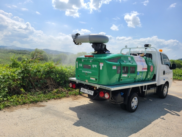 방역소독 차량을 통한 방역 장면