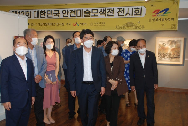맹정호 서산시장 전시작품 관람 모습