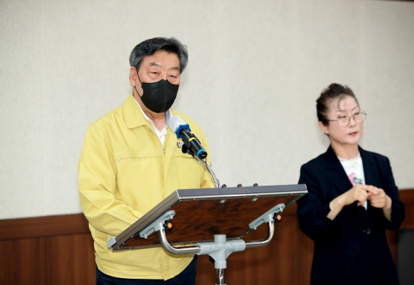 긴급 브리핑 중인 가세로 태안군수.