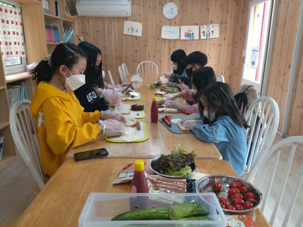 송악면 유곡3리 어린이 푸드테라피 만드는 장면