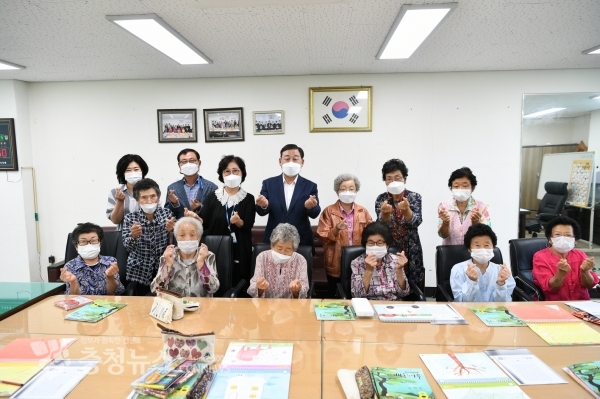 광시 문해교실 기념촬영(뒷줄 가운데 황선봉 예산군수, 바로 왼쪽이 신태섭 문해교사)