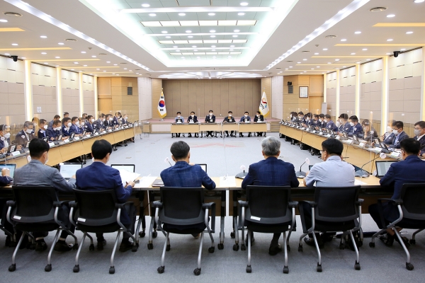 23일 시청 대회의실에서 열린 확대간부회의 모습