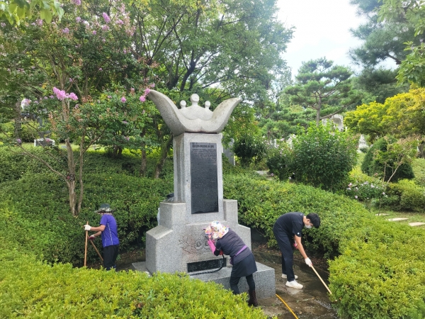 뿌리공원 내 성씨조형물 물세척 및 주변 정리 모습