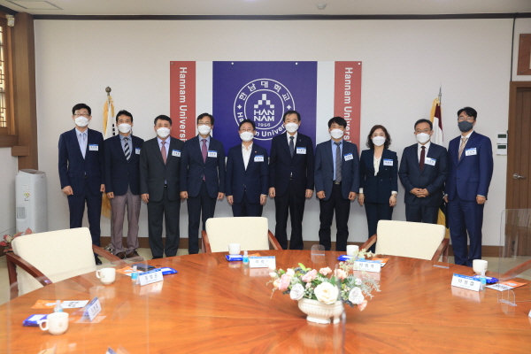 박범계 법무부장관, 한남대 학생창업자들과의 간담회 참석 방문 기념사진