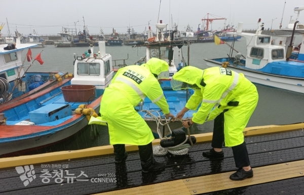 23일 오후 태풍 대비 항포구 예방순찰에 나선 마검포파출소 소속 해양경찰대원이 정박어선 계류 상태를 확인, 호줄을 보강하고 있다.