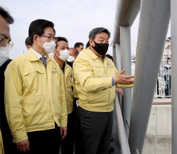 4월 2일 안흥외항 사고 복구현장을 점검 중인 가세로 군수와 양승조 충남도지사