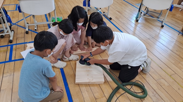 ‘서천군 별별別star학교’, 고사리 손으로 만든 목공예 작품 마을에 기부