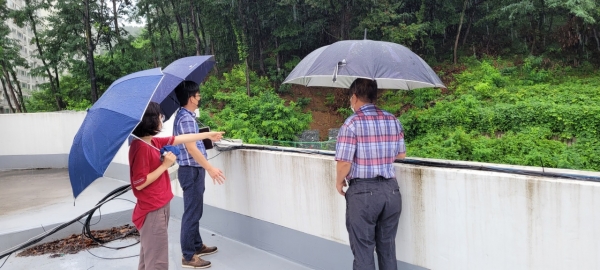 산비탈학교 재해 예방을 위한 긴급 현장 점검 모습