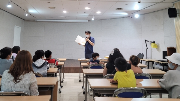 계룡문고에서 열린 기관방문프로그램 진행 모습