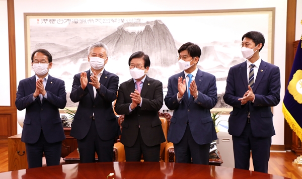 왼쪽부터 강준현, 홍성국 국회의원, 박병석 국회의장, 이춘희 세종시장, 이태환 세종시의회 의장.
