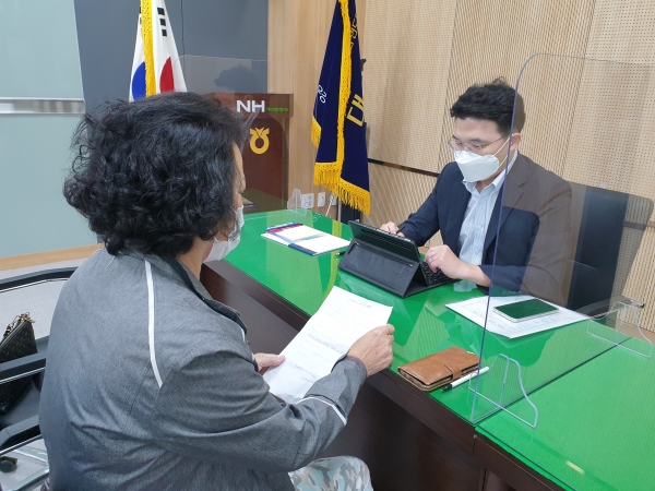 우강농협(조합장 김영구) 관내 농업인이 농협중앙회 소속 홍승국 변호사로부터 생활 속 법률문제에 대한 개별상담을 받고 있다