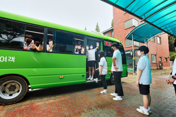 공공형 급행 버스 사진(서야고 학생들 시승)