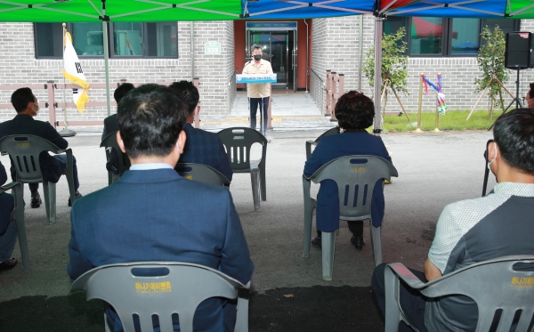 지난 24일 태안읍 삭선리 태안 농공단지 내에서 열린 ’태안 농공단지 기숙사 준공식‘ 에서 축사하는 가세로 군수 모습.