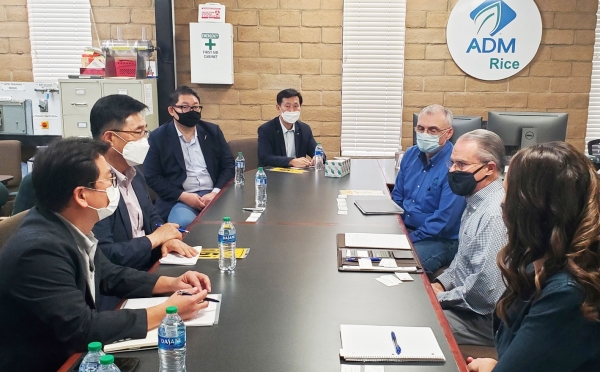 캘리포니아주 쌀 생산업체 ADM 방문 현장 사진 1 * 한국농수산식품유통공사 김춘진 사장(좌측 2번째), ADM社 Chuck Pappageorge 부사장(우측 2번째)