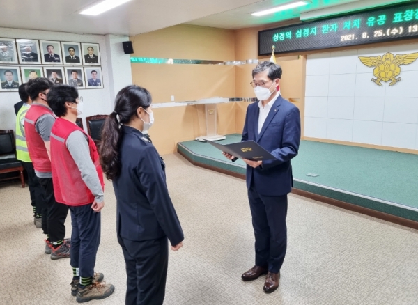 손병두 강원본부장(오른쪽 첫번째)이 25일 본부 회의실에서 심정지 환자 처치 유공자들에 표창장과 감사패를 전달하고 있다.