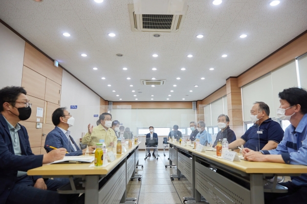 간담회 진행 장면