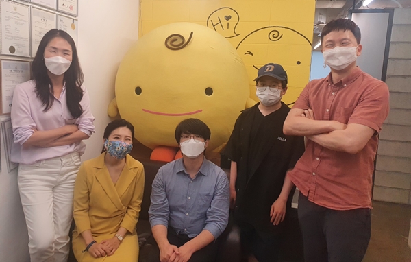 기초과학연구원 데이터 사이언스 그룹은 심심이와 AI 챗봇의 윤리 검증을 위해 MOU를 맺었다. (왼쪽부터) 기초과학연구원 진효진 선임연구원, 차미영 CI, 신민기 연수학생, 송현호 연수학생, 심심이 주식회사 최정회 대표