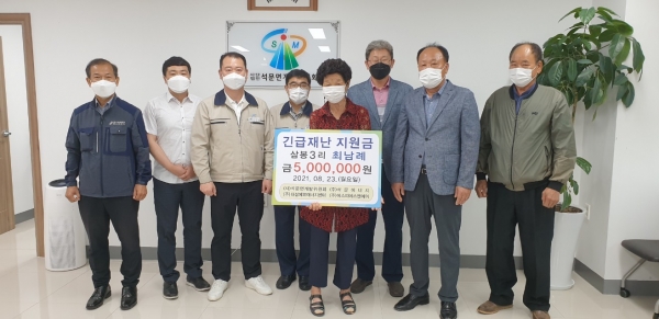 오른쪽에서 두 번째 강정의 위원장, 세 번째 염태상 석문면장