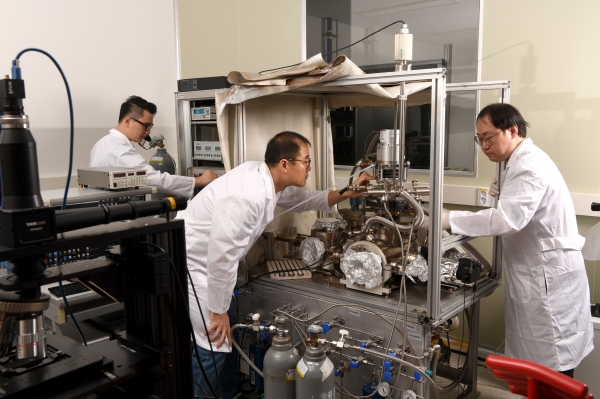 KRISS 연구진이 진공환경에서 이온빔 생성용 팁제작 실험을 하고 있다