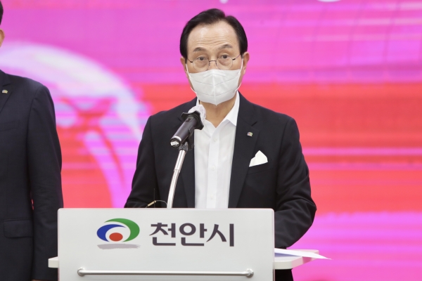 국도. 국지도 5개년 건설계획 브리핑을 실시하고 있는 박상돈 천안시장