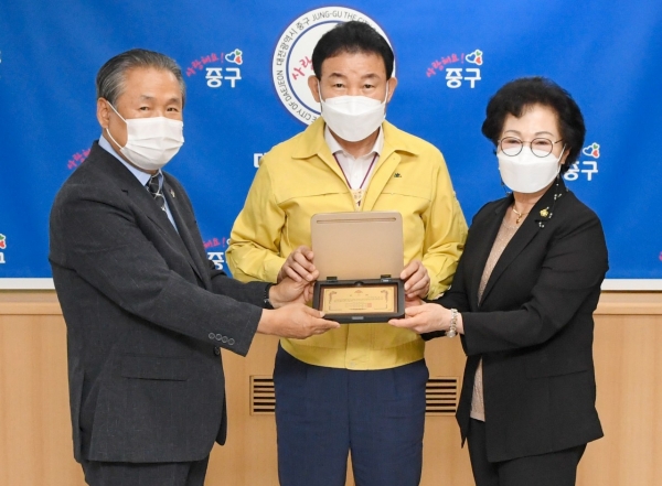 25일 구민사랑방에서 진행한 전몰군경유족회‧미망인회 감사패 전달식, 왼쪽부터 전몰군경유족회 김용득 대전시 지부장, 중구 박용갑 청장, 전몰군경미망인회 송영자 대전시 지부장