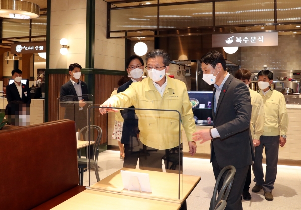 정용래 유성구청장이 26일 오전 그랜드 오픈을  앞둔 대전신세계를 방문해 방역상황을 점검하고 있다
