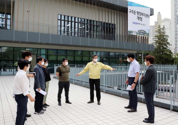 정용래 유성구청장이 26일 개청을 앞둔 구즉동 행정복지센터 신청사를 방문해 사전점검 모습