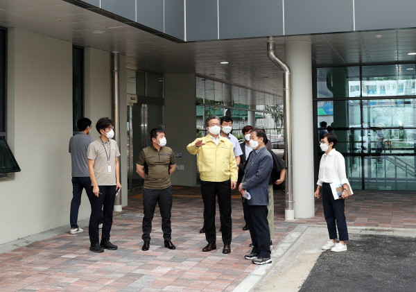 정용래 유성구청장이 26일 개청을 앞둔 구즉동 행정복지센터 신청사를 방문해 사전점검 실시