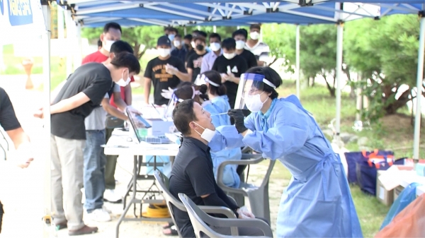 이동선별진료소 선제검사 장면