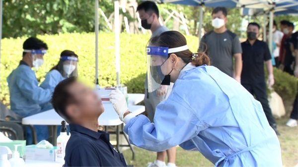 이동선별진료소 외국인 선제검사 장면