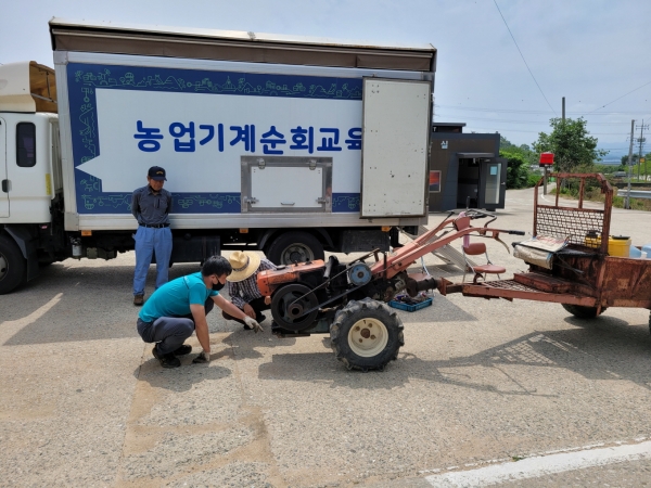 농업기계 순회 수리장면