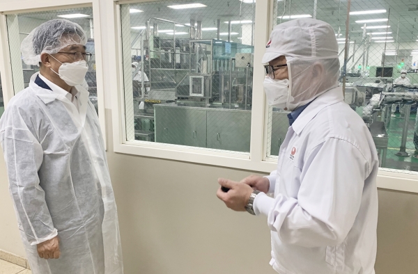 농심 아메리카 방문 현장 사진 * 한국농수산식품유통공사 김춘진 사장(좌측)