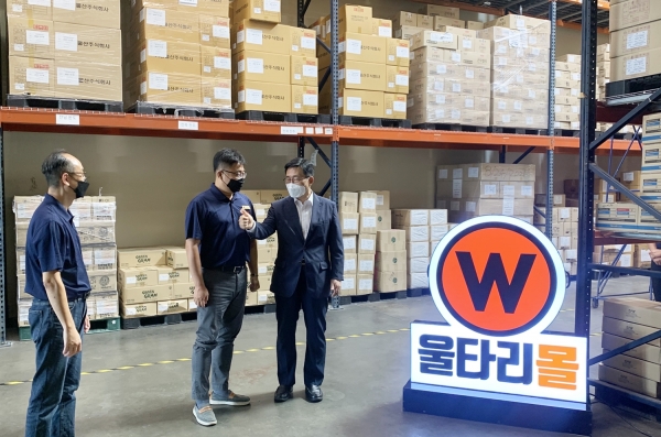 Wooltari USA 방문 현장 사진 * 한국농수산식품유통공사 김춘진 사장(우측), 울타리USA 신상곤 사장(가운데)