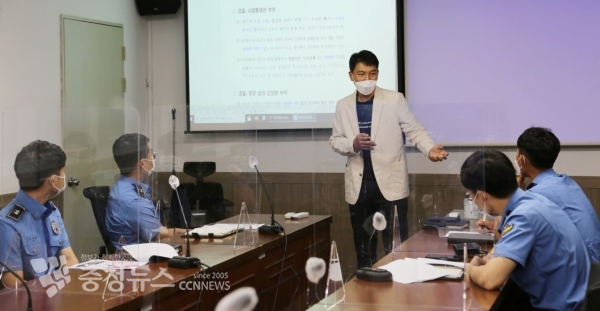 태안해양경찰서 노정대 수사심사관이 신임경찰을 대상으로 개정 형사소송법과 경찰작용에 대해 설명하고 있다.