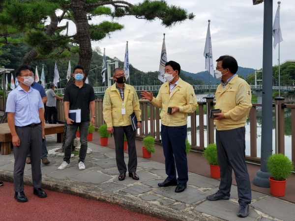 뿌리공원을 찾아 둘레길 조성 사업대상지에 대한 현장점검을 추진하는 박용갑 중구청장(오른쪽 두 번째)과 중구청 공무원