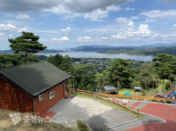 봉수산자연휴양림 숲속의집(때죽나무동)의 전경. 예당호를 한눈에 조망할 수 있다.