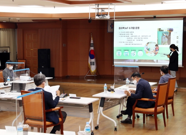 30일 구청 대회의실에서 구정 전반의 디지털 전환을 촉진하기 위한 ‘2021 유성 디지털 정책학교 평가보고회’ 개최