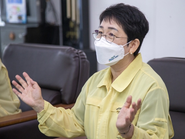 박정현 대덕구청장이 오정동 지역 코로나19 대응 현장을 방문하고 있다.